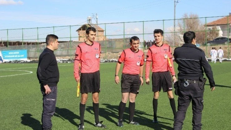 Amatör maçta saha karıştı