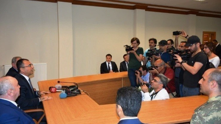 Vali Toprak: Gazeteciler kamu vicdanının sesidir