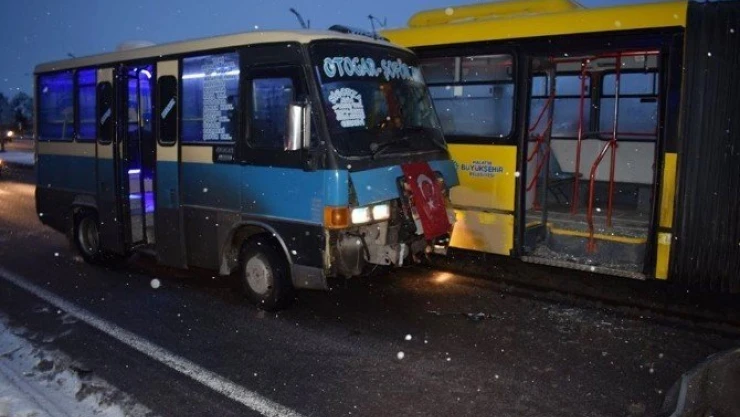 Buzlu yolda kayan minibüs halk otobüsüne çarptı