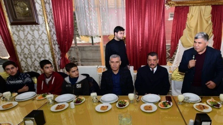 Gürkan, Muş'tan gelen öğrencileri ağırladı