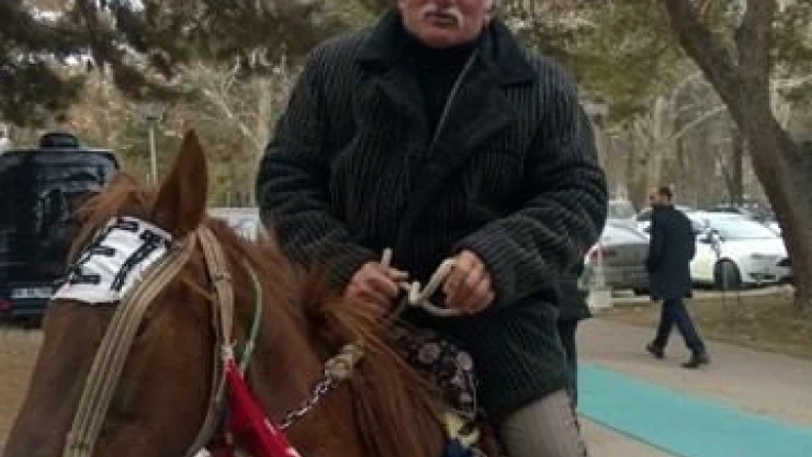 At sırtında dolaşarak 'evet' kampanyası yürütüyor
