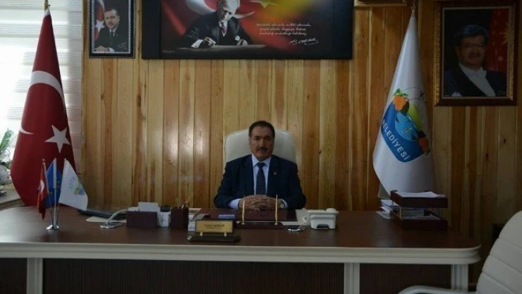 Başkan Akdemir, sokak sokak gezerek yeni anayasayı anlatıyor
