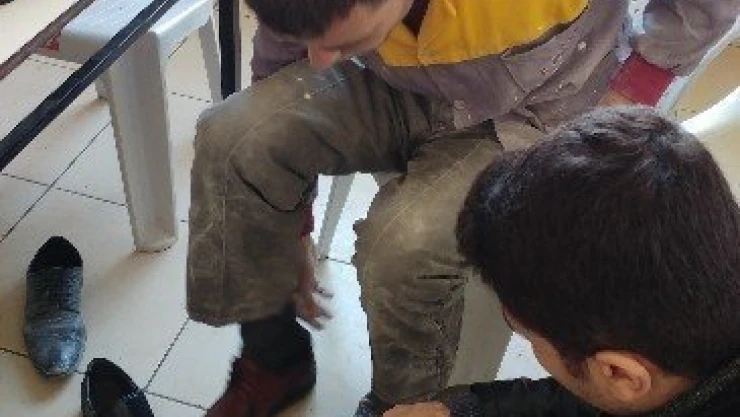 Akil Gençlerden 40 çift ayakkabı yardımı