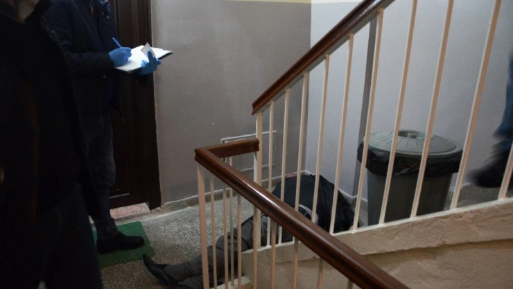 Yaşlı adam evinin önünde ölü bulundu