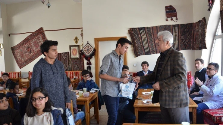 Büyükşehir başarılı öğrencileri ödüllendirdi