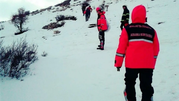 Kayalıklarda mahsur kalan keçi kurtarıldı