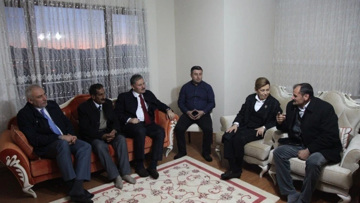 AK Partili heyet, 'Evet'i destekleyen muhtarları ziyaret etti