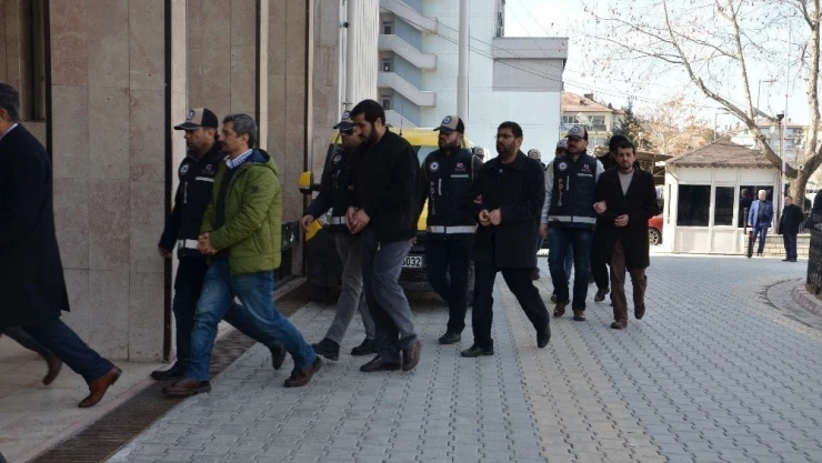 Gözaltına alınan 18 eski öğretmen adliyeye sev edildi