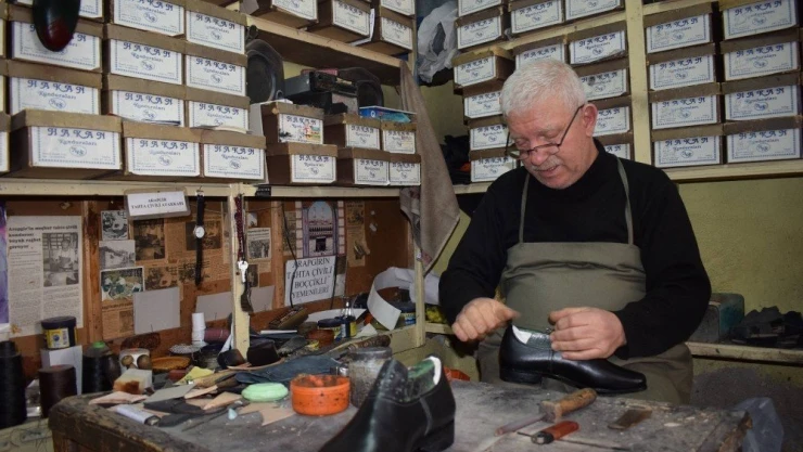 Yarım asırdır tahta çivili ayakkabı üretiyor
