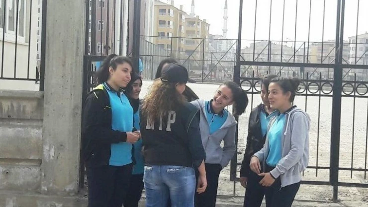 Polis, okul önü ve çevrelerinde denetimlerini sürdürüyor