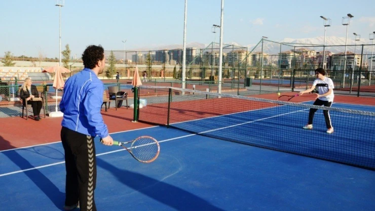 İşitme engelli tenisçi Serhat, azmiyle milli takımda!