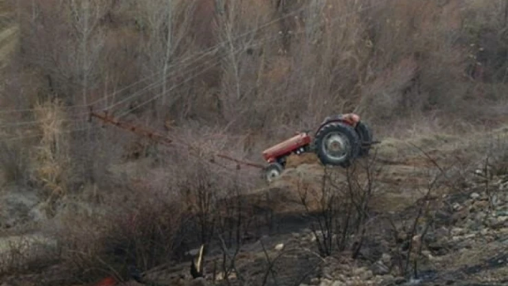 Traktör elektrik direğine çarpınca yangın çıktı