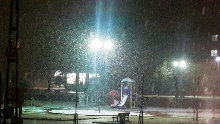 Malatya'da yoğun kar yağışı etkili oluyor
