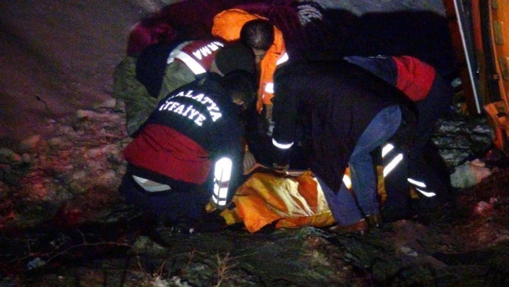 Tuzlama aracıyla et yüklü kamyon çarpıştı: 1 ölü, 2 yaralı