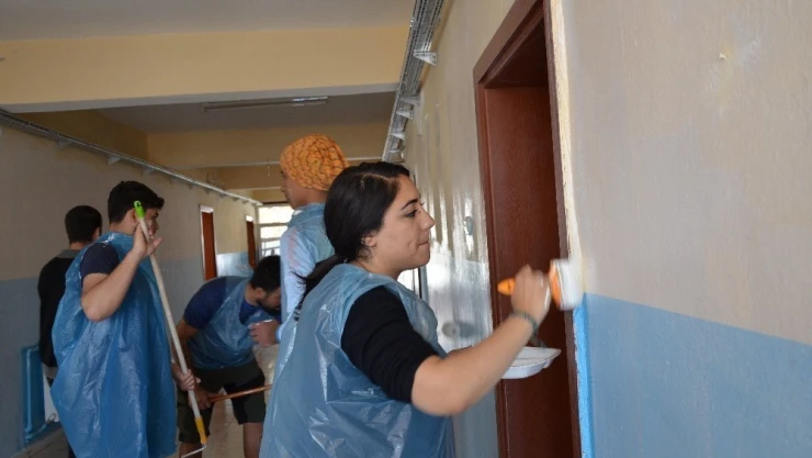 Üniversite öğrencileri, ilkokul duvarını boyadı