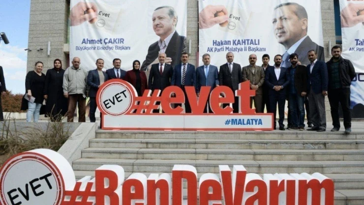 Bakan Tüfenkci 'evet' standını ziyaret etti