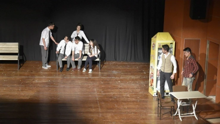 Tiyatrocular ayakta alkışlandı