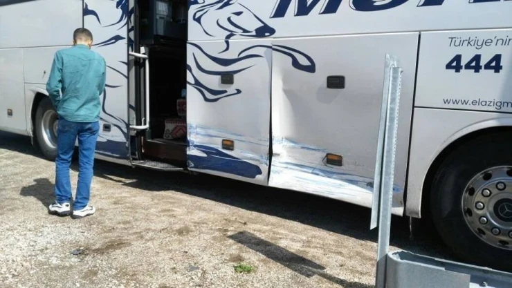 Yolcu otobüsü ile otomobil çarpıştı: 1 yaralı