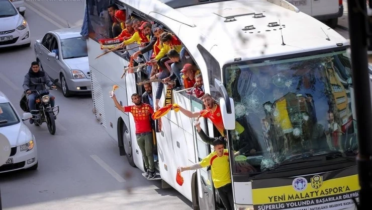 Malatya ve Elazığ taraftarları Darende'de birbirine girdi