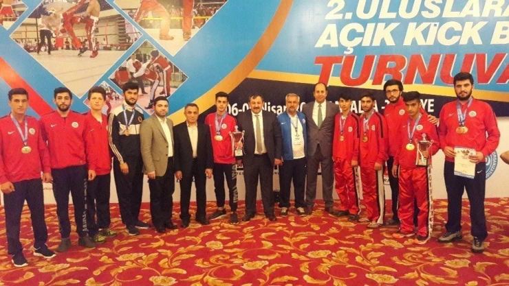 Büyükşehir Kick Boks takımı 18 madalya kazandı