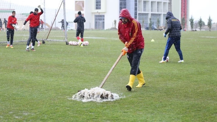 Yeni Malatya, yağmura aldırış etmeden çalıştı