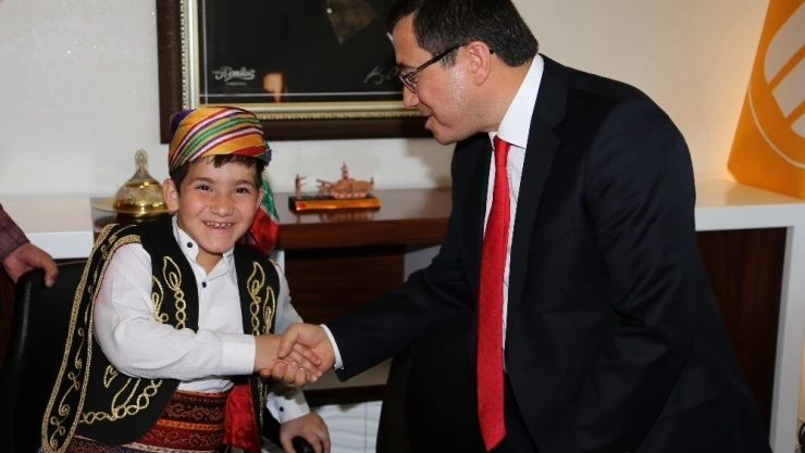 Rektör Kızılay, koltuğunu özel çocuklara devretti