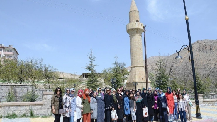 Üniversite öğrencileri Darende'yi gezdi
