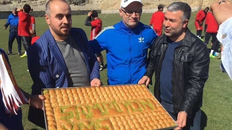 Evkur Yeni Malatyaspor'a şampiyonluk tatlısı
