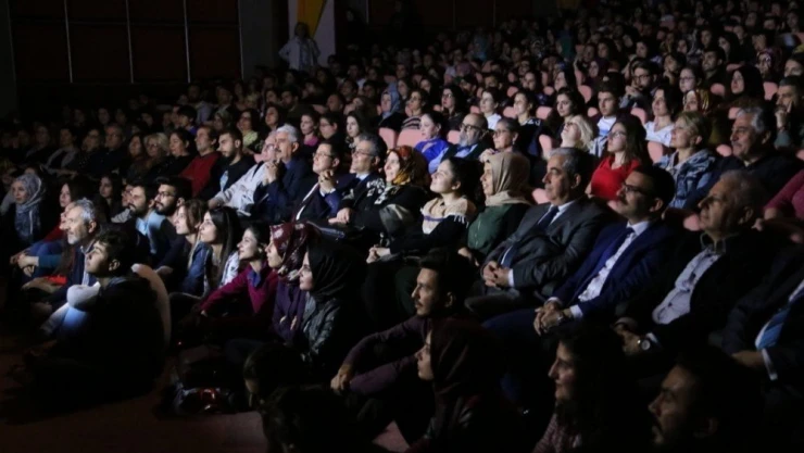 'Lafını Esirgemeyenler' tiyatro oyununa büyük ilgi
