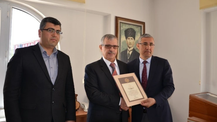 Emekliye ayrılan Önal'a şeref belgesi verildi
