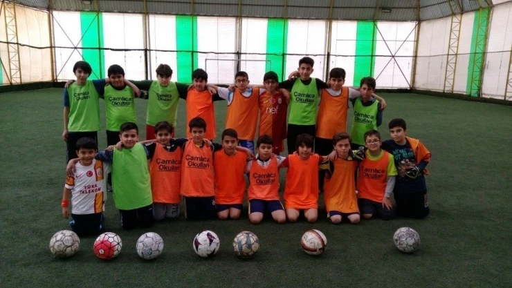 Öğrencilere futbol eğitimi
