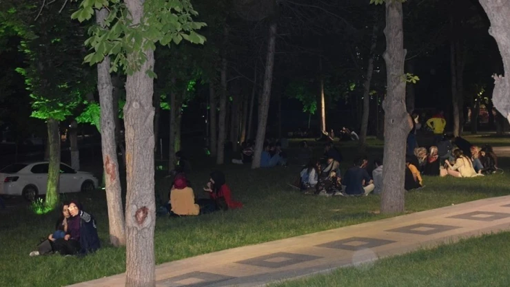 Parklar Ramazanda dolup taşıyor
