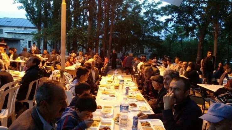 Arapgir'de iftar çadırı kuruldu
