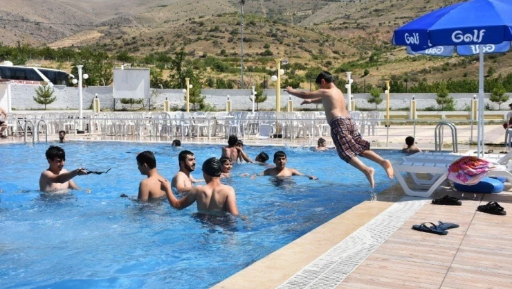 Yetim ve öksüz çocukların havuz keyfi
