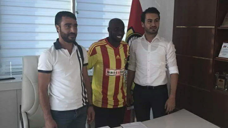 Issiar Dia'dan resmi imza