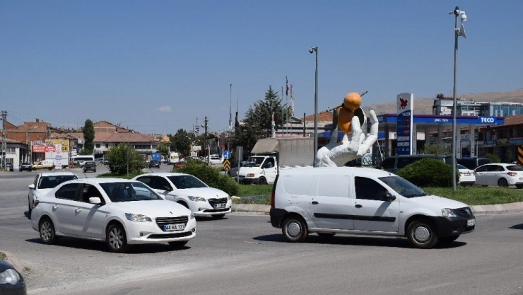Mahalle sakinleri tehlike saçan kavşak için çözüm bekliyor
