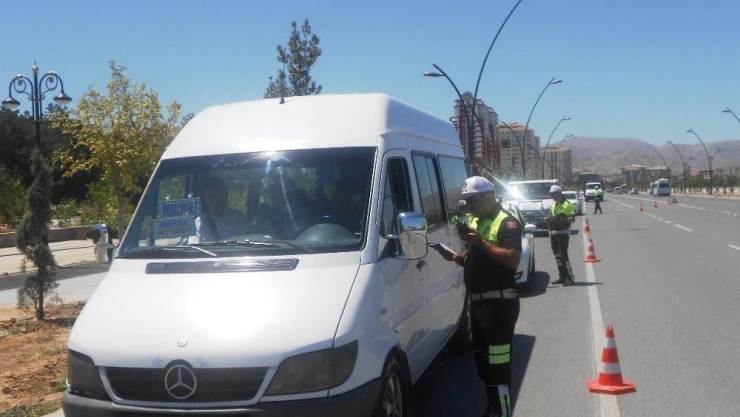 Polisten emniyet kemeri denetimi
