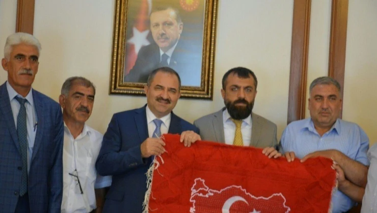 İhsan Akın Vali Kaban'a halı hediye etti