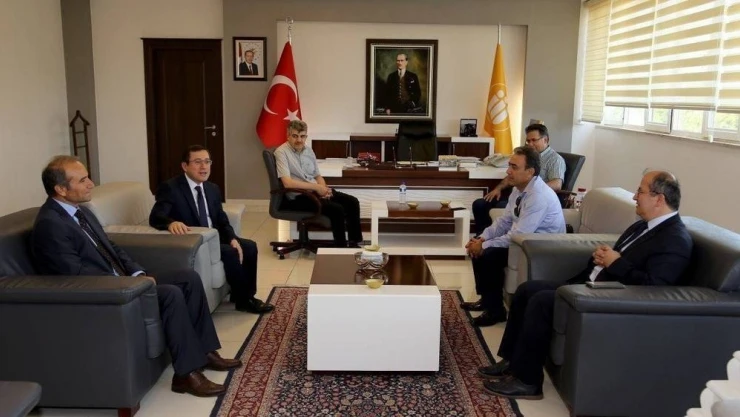 Rektör Kızılay'a Arguvan türküleri hediye edildi
