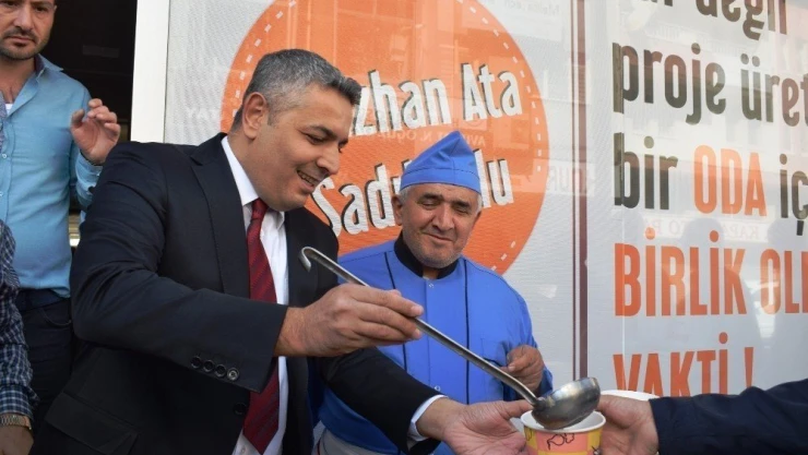 MTSO başkan adayı aşure dağıttı
