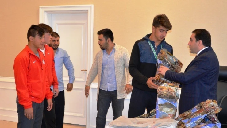 Başarılı güreşçiler ödüllendirildi
