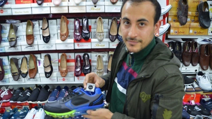 Malatyalı genç klimalı ayakkabı tasarladı
