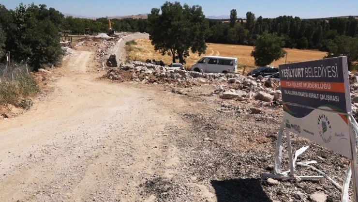 Yeşilyurt'ta doğalgaz çalışmalarına engel olan evler yıkıldı
