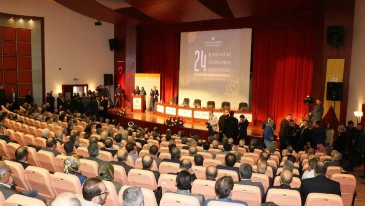 Bakan Tüfenkci: 'Gönül arzu ediyor ki fakülte hocalarımızın camilerde birer kürsülükleri olsun'
