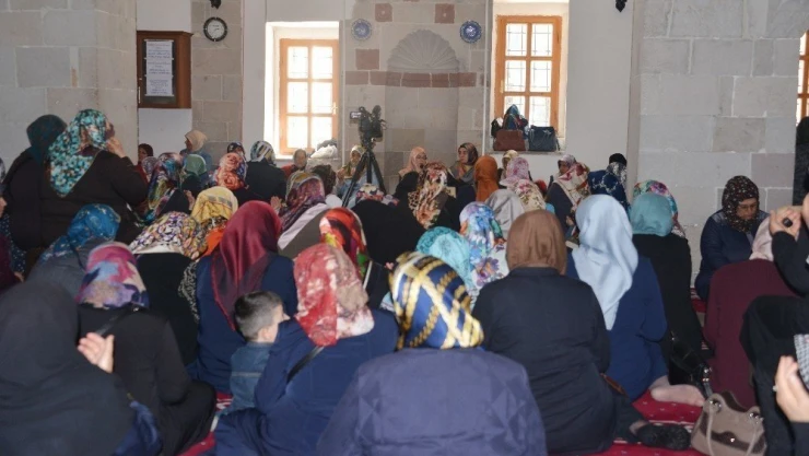 Kadın Meclisi'nden 'Şehitlerimiz İçin' Hatim