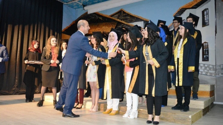 Malatya Anadolu Lisesinde mezuniyet sevinci