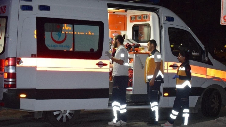 Ticari araç otomobile çarptı: 5 yaralı