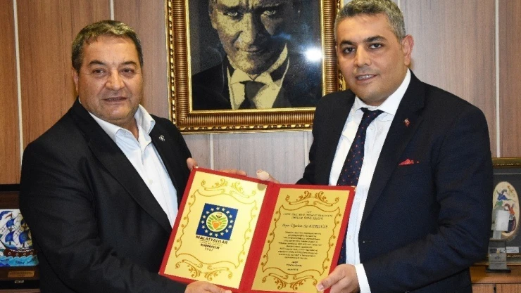 Sadıkoğlu'na Onursal Üyelik Belgesi