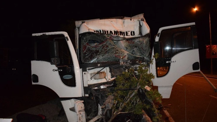 Kamyon trambüs direğine çarptı: 2 yaralı