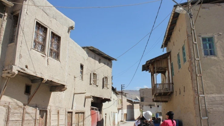 Darende'deki kerpiç evler ilgisizlikten yok oluyor